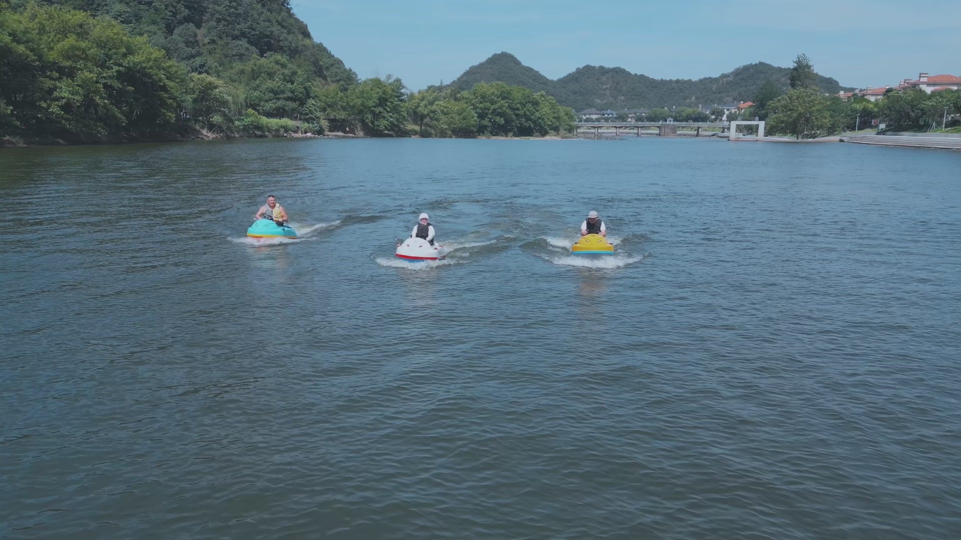 Load video: Showcase the excellent electric boats and stylish surfboards of the watersprite brand. This brand is renowned for its high level of safety, providing reliable protection for water sports enthusiasts. The video vividly presents the actual usage scenes of the products on the water, including thrilling surfing on calm water surfaces, allowing you to experience a water adventure with joy beyond imagination. Whether you pursue fashion or focus on safety, watersprite&#39;s electric boats and surfboards are your ideal choices.